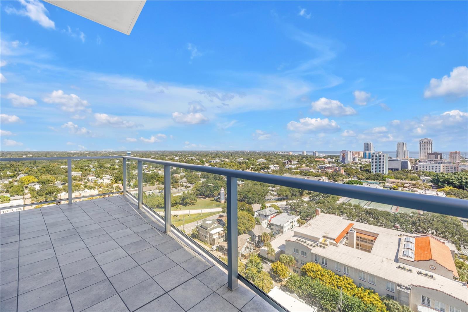 Listing photo id 10 for 777 3rd Avenue N 1703