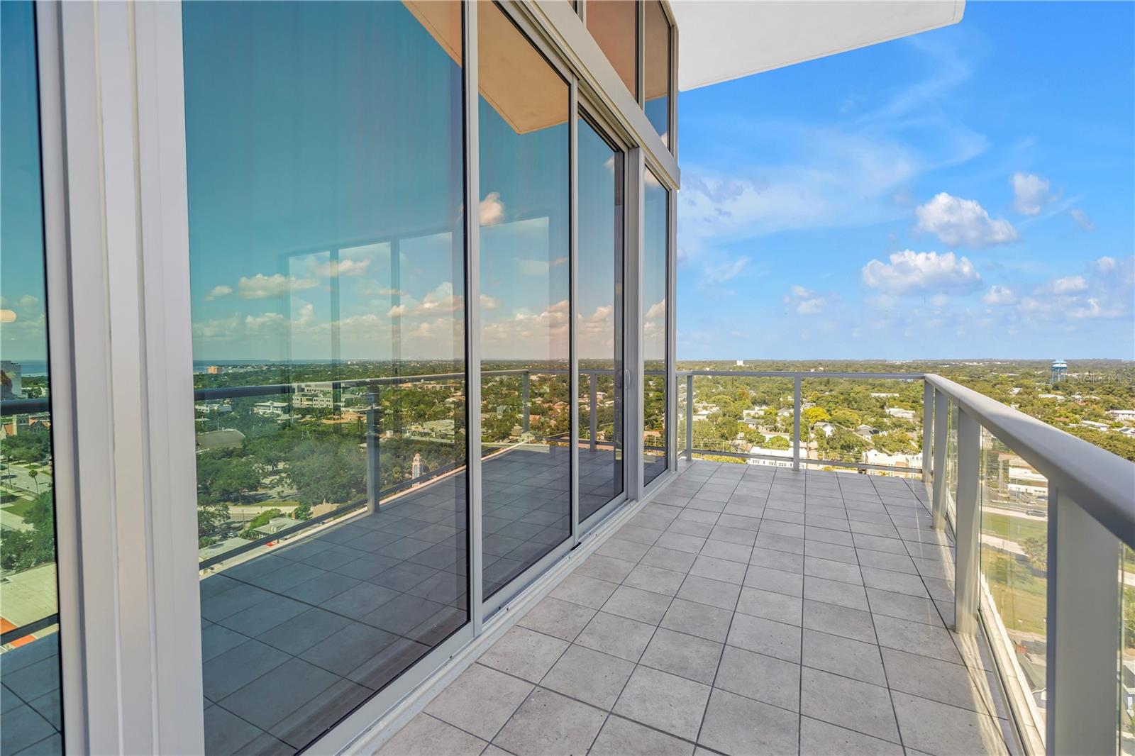 Listing photo id 11 for 777 3rd Avenue N 1703