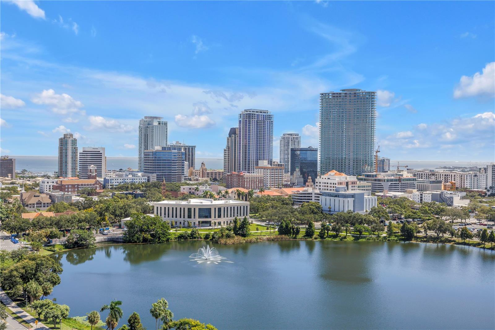 Listing photo id 13 for 777 3rd Avenue N 1703