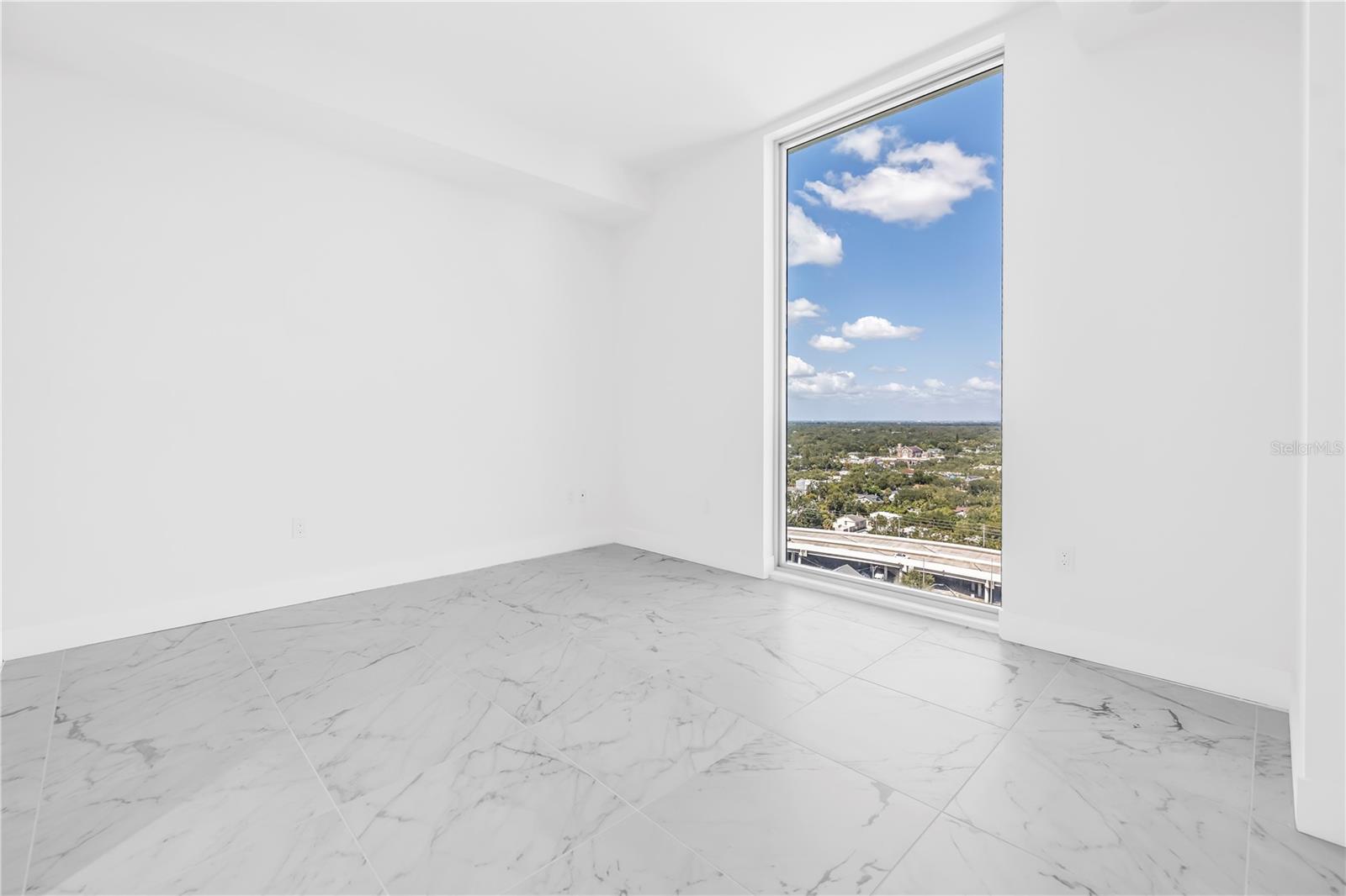 Listing photo id 14 for 777 3rd Avenue N 1703