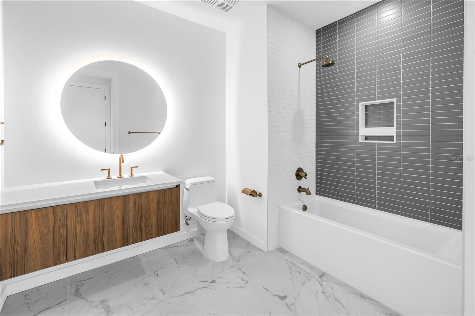 Listing photo id 15 for 777 3rd Avenue N 1703