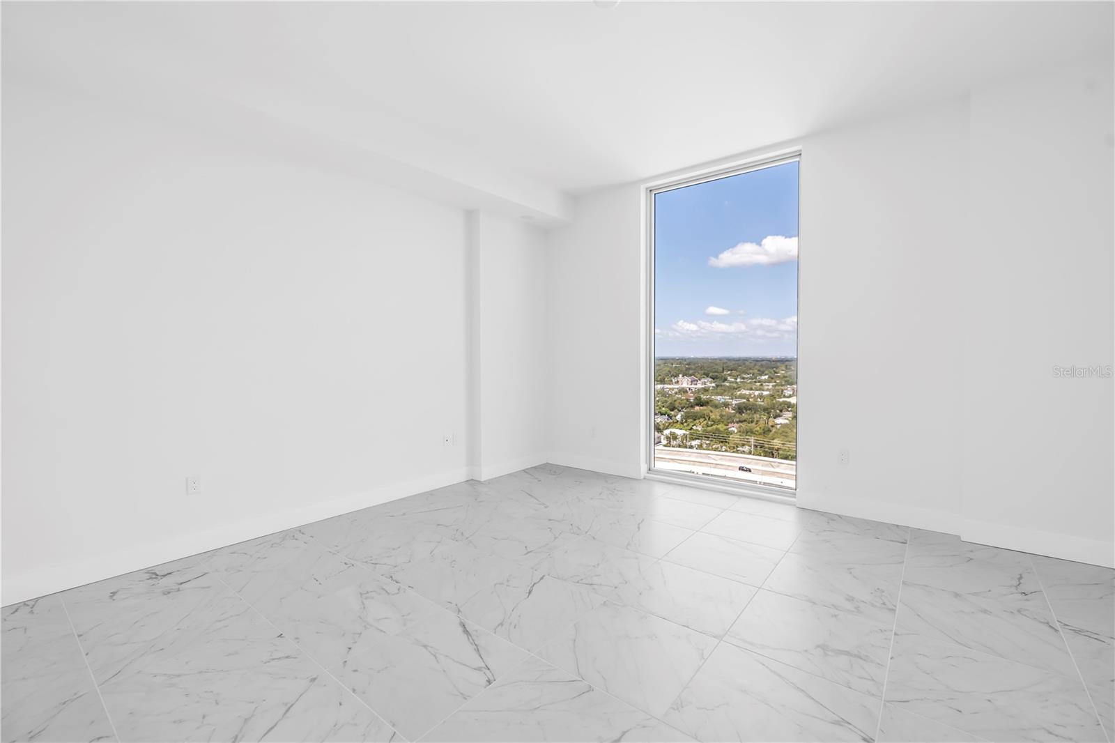 Listing photo id 17 for 777 3rd Avenue N 1703