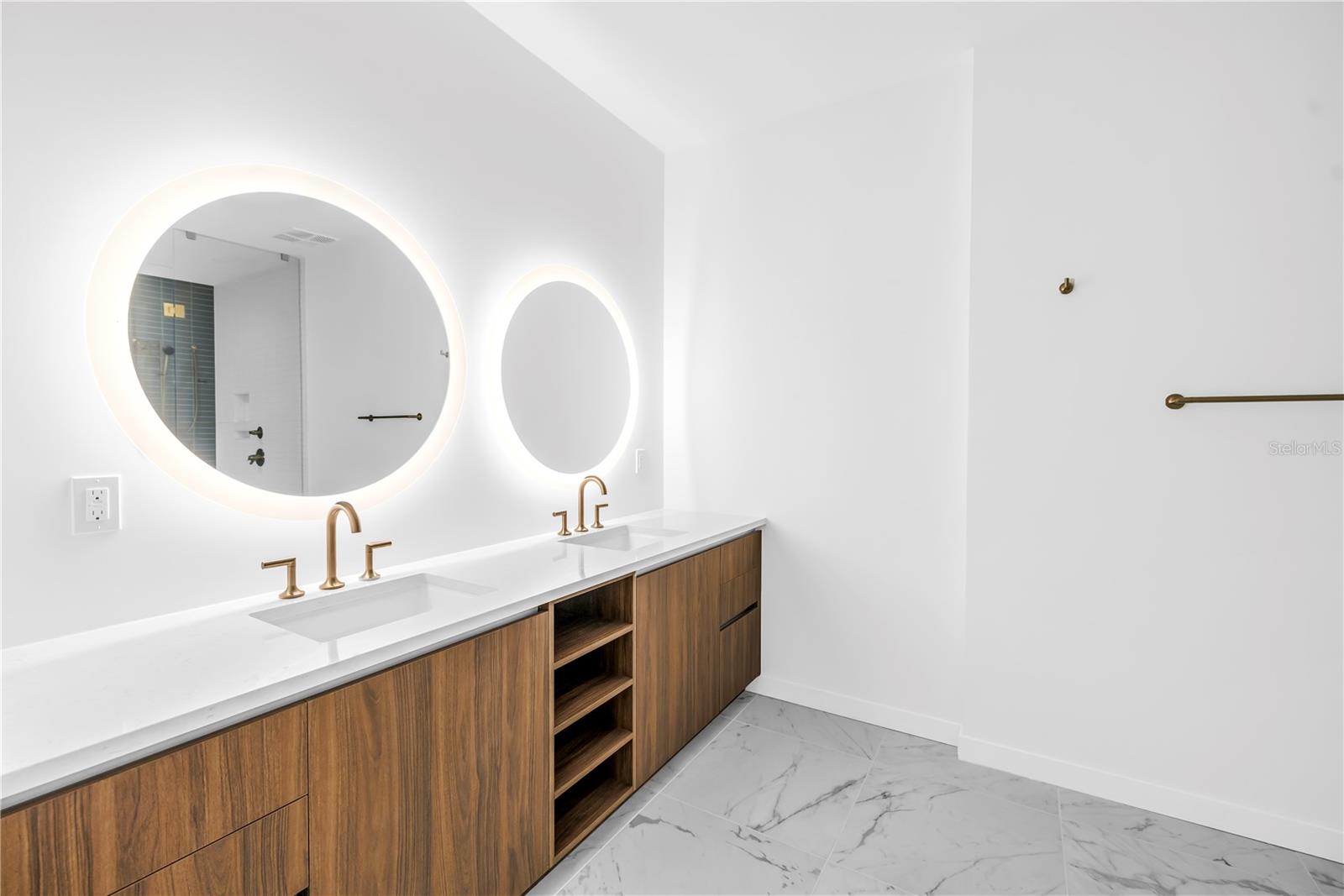 Listing photo id 20 for 777 3rd Avenue N 1703