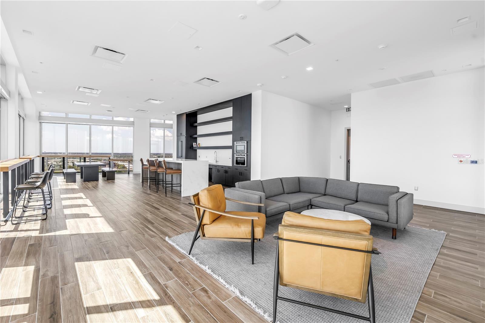 Listing photo id 24 for 777 3rd Avenue N 1703