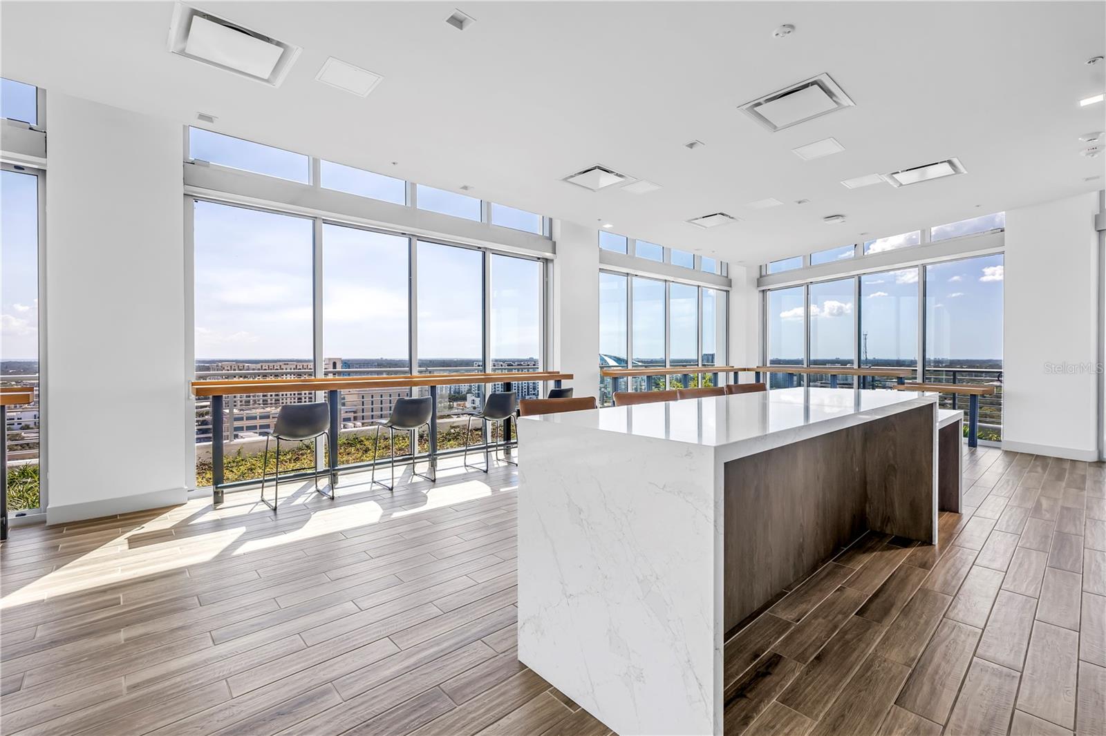 Listing photo id 26 for 777 3rd Avenue N 1703