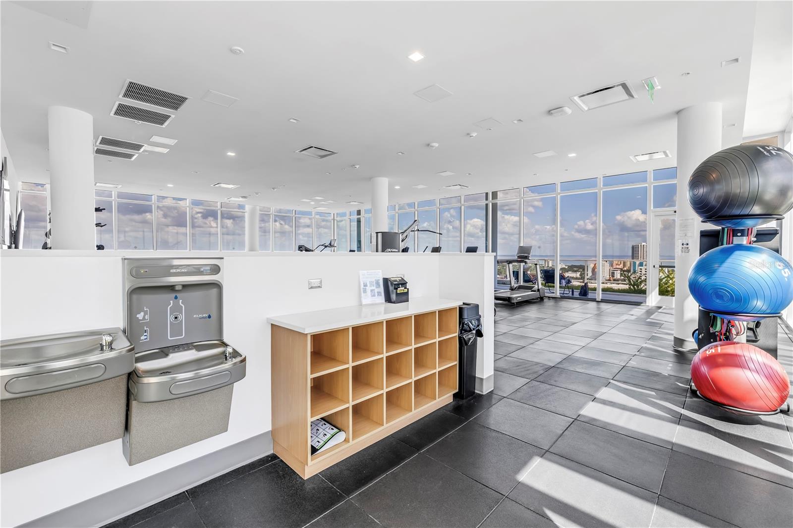 Listing photo id 28 for 777 3rd Avenue N 1703