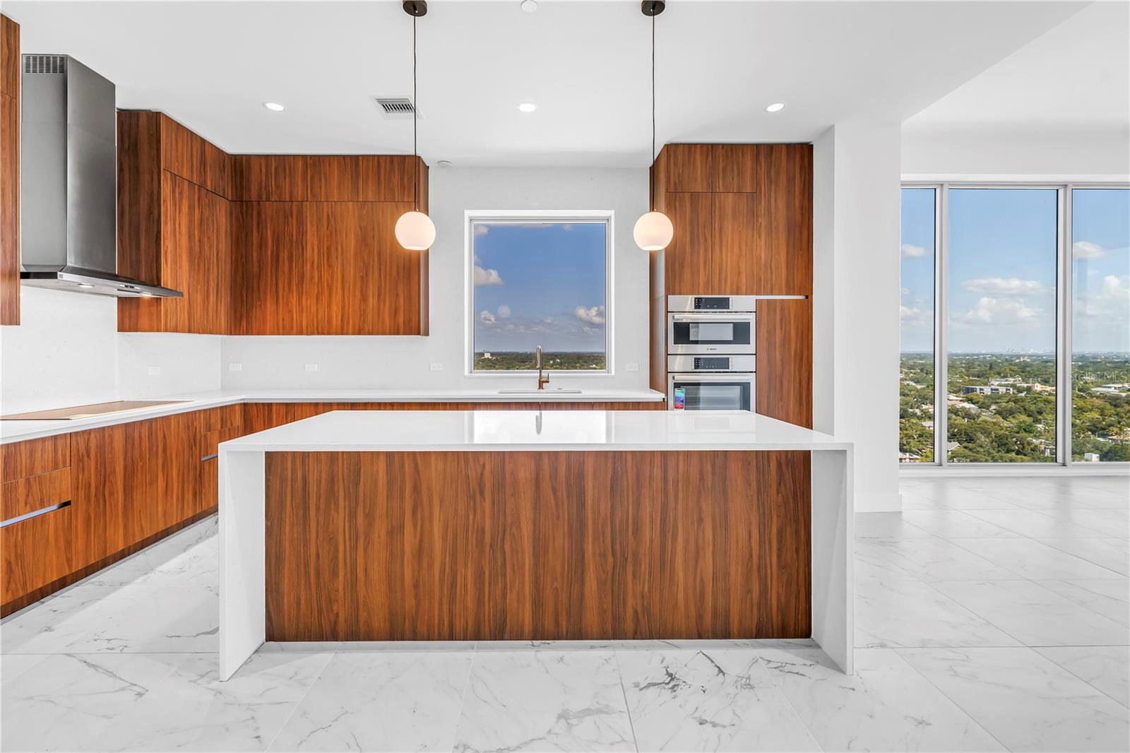 Listing photo id 3 for 777 3rd Avenue N 1703