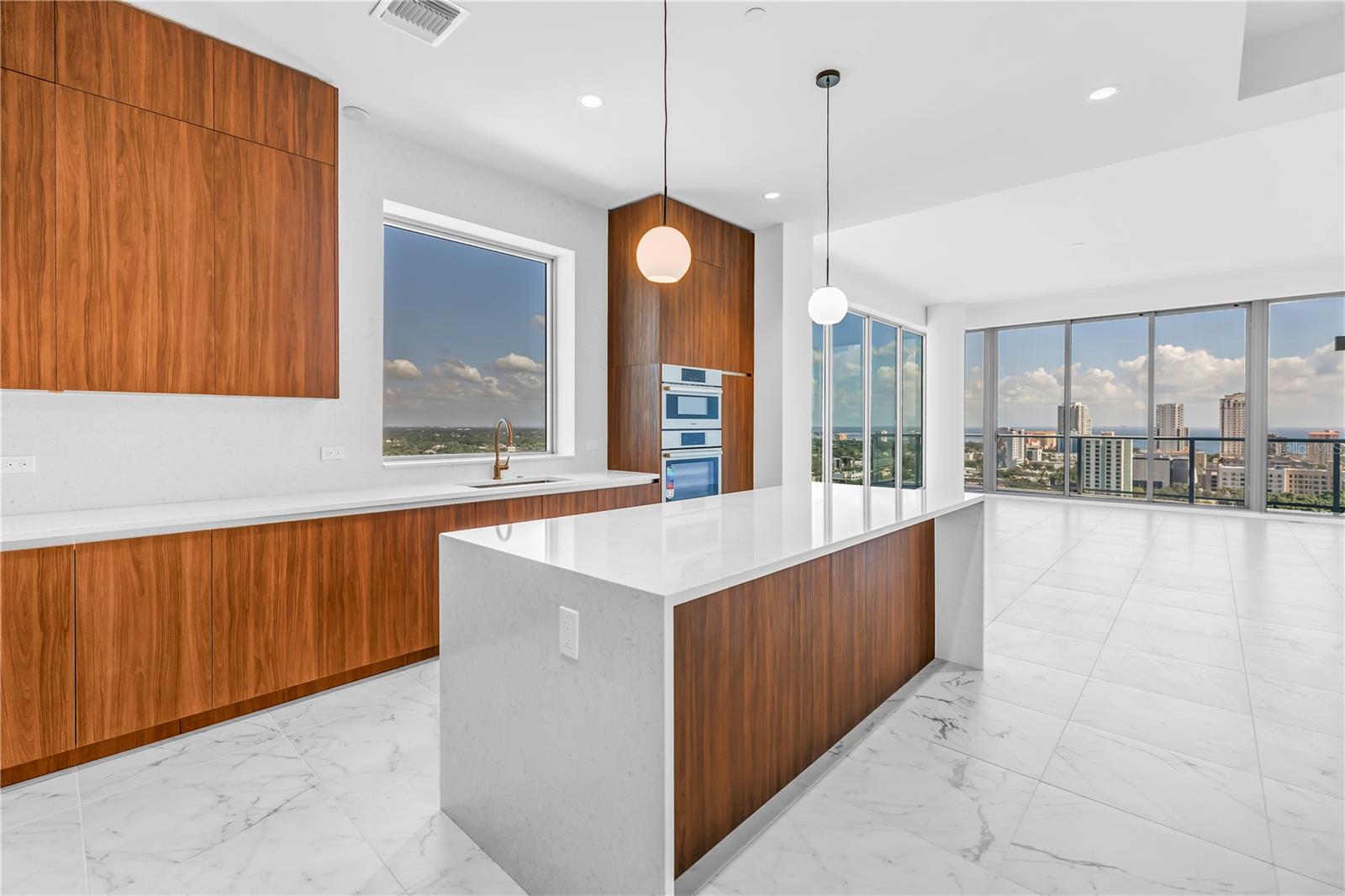 Listing photo id 4 for 777 3rd Avenue N 1703