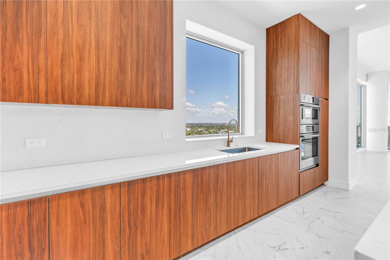 Listing photo id 5 for 777 3rd Avenue N 1703