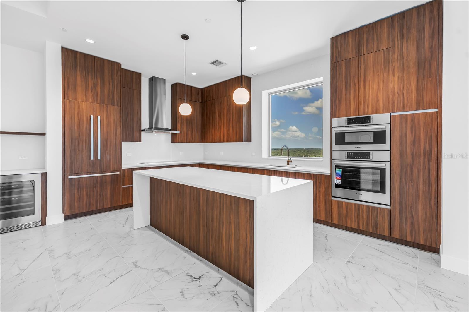 Listing photo id 6 for 777 3rd Avenue N 1703