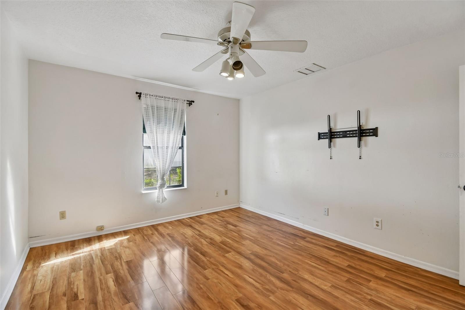 Image 33 of 98 For 238 Crooked Tree Trail