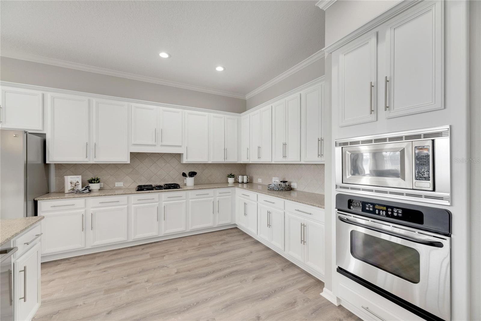 Listing photo id 26 for 528 Islebay Drive