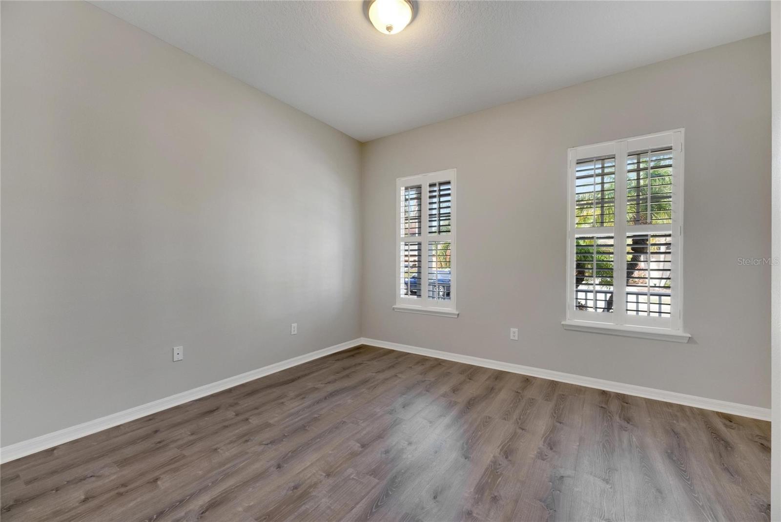 Listing photo id 34 for 528 Islebay Drive