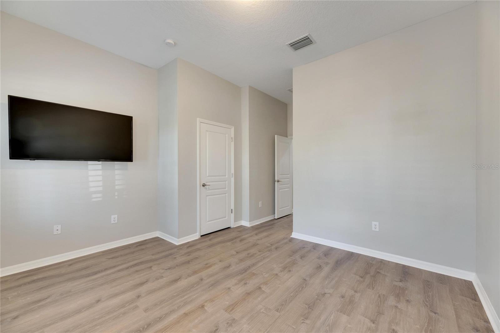 Listing photo id 36 for 528 Islebay Drive