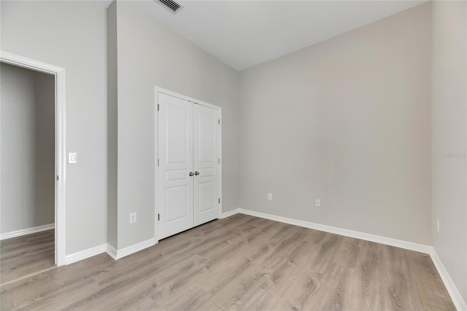 Listing photo id 40 for 528 Islebay Drive