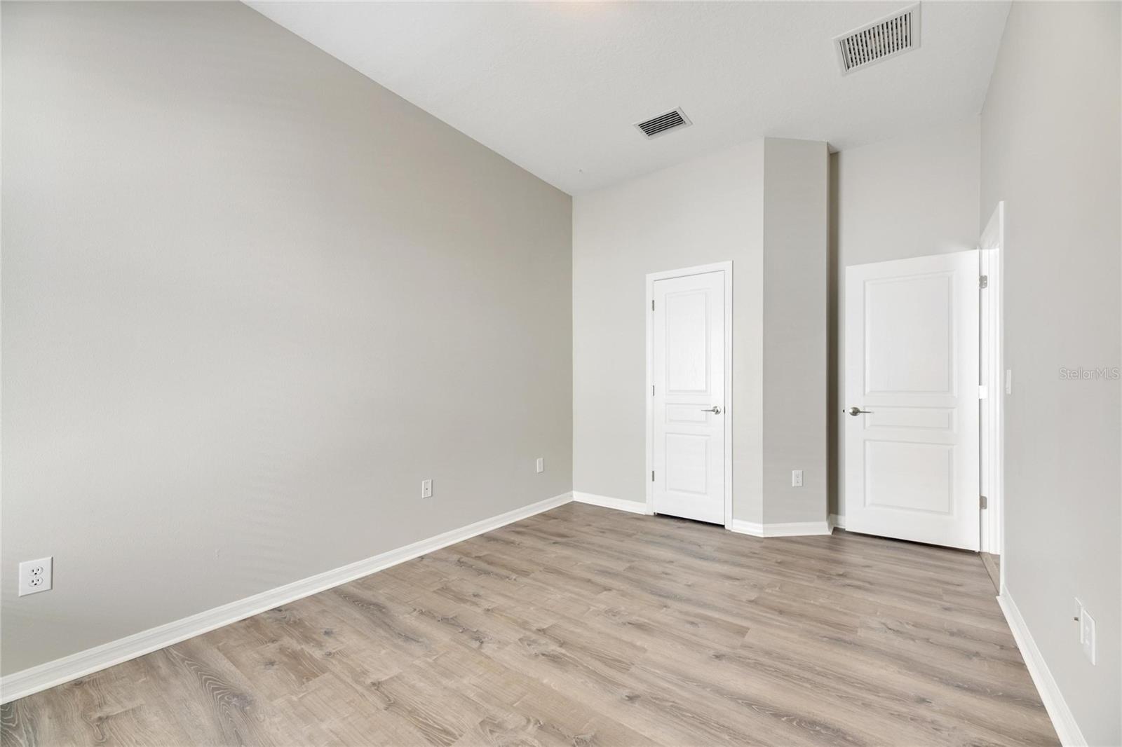 Listing photo id 43 for 528 Islebay Drive