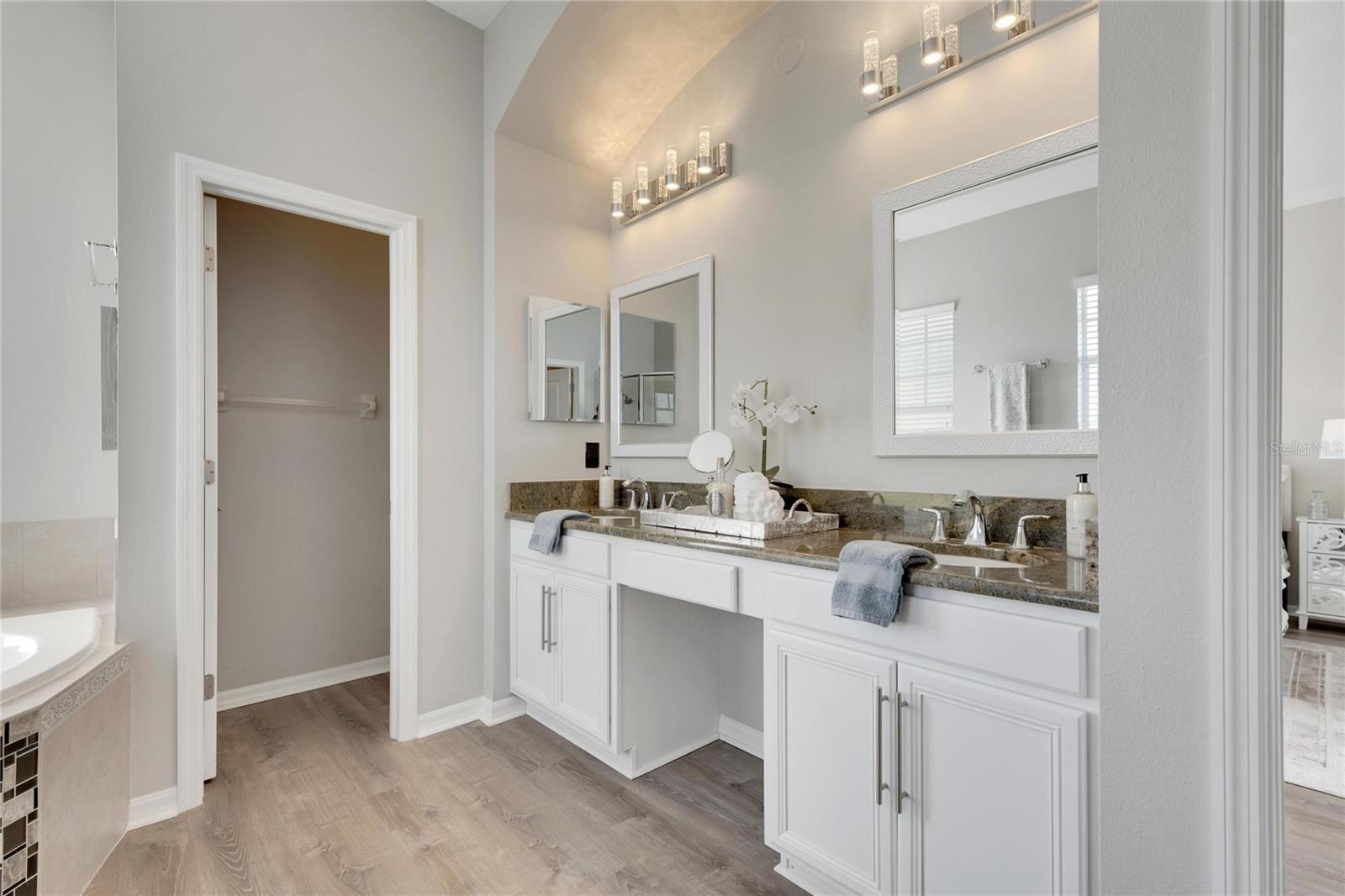 Listing photo id 54 for 528 Islebay Drive