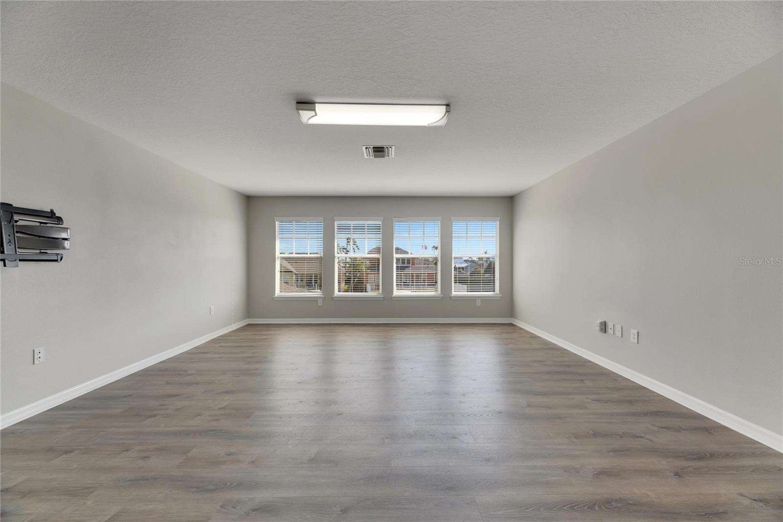 Listing photo id 61 for 528 Islebay Drive