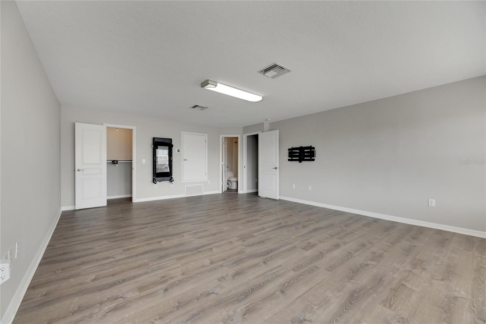 Listing photo id 62 for 528 Islebay Drive