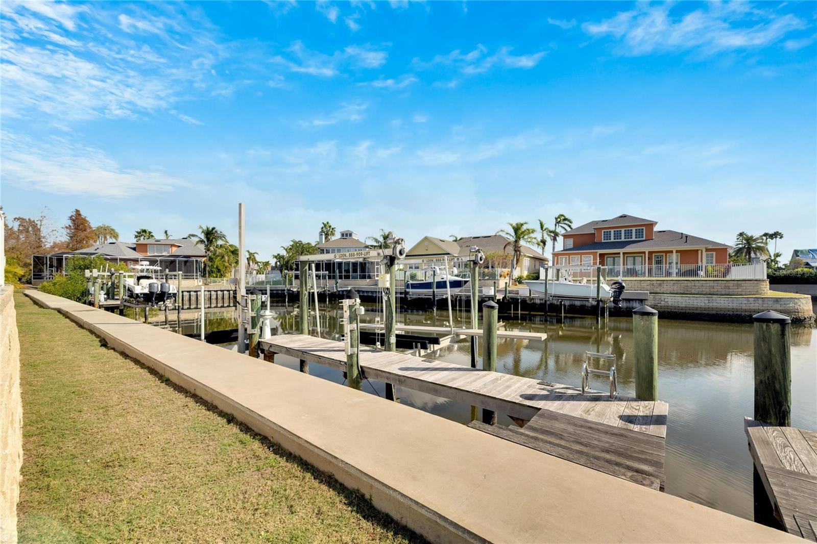 Listing photo id 77 for 528 Islebay Drive