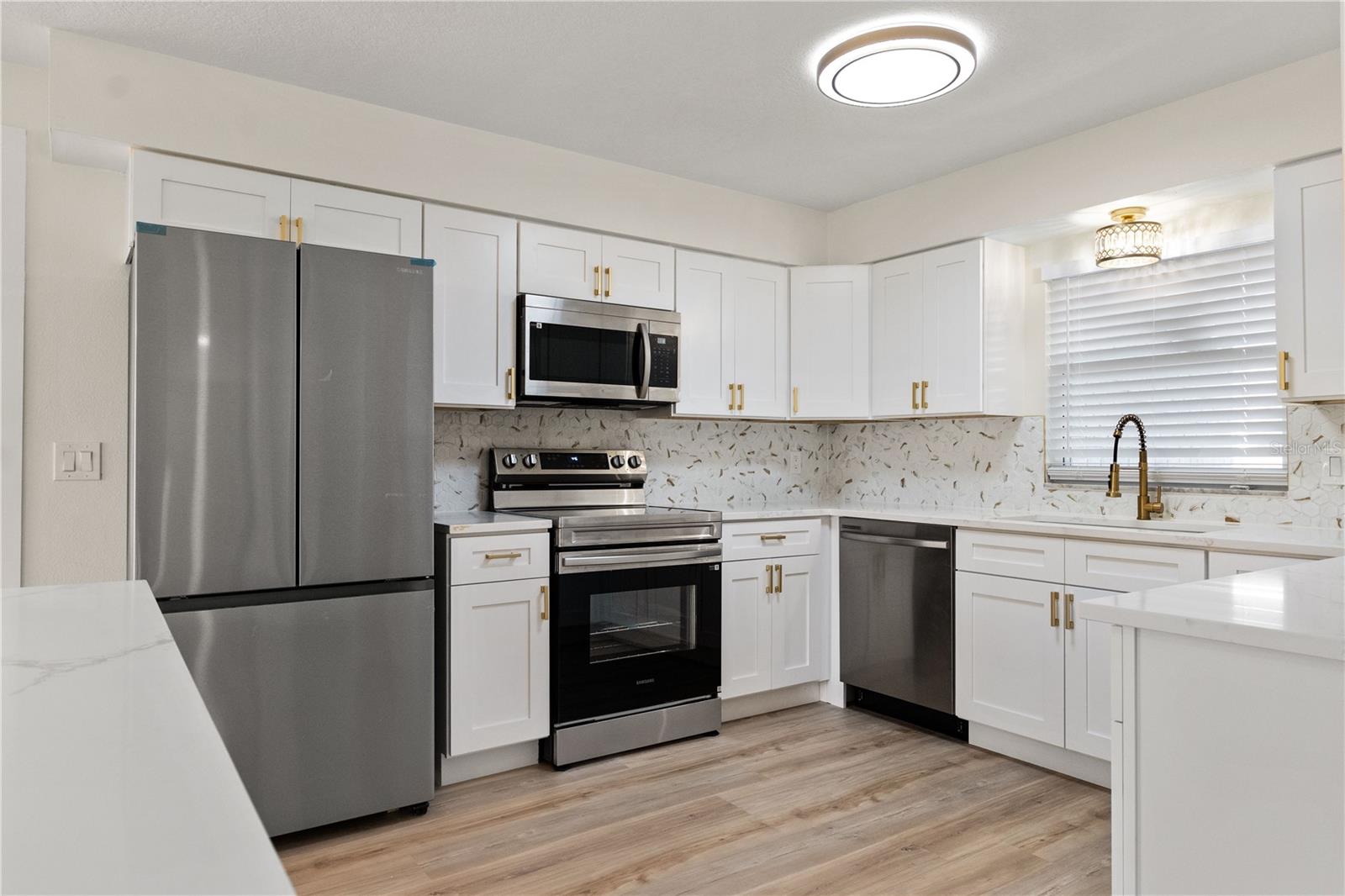 Image 10 of 30 For 4915 Whiteoak Drive E