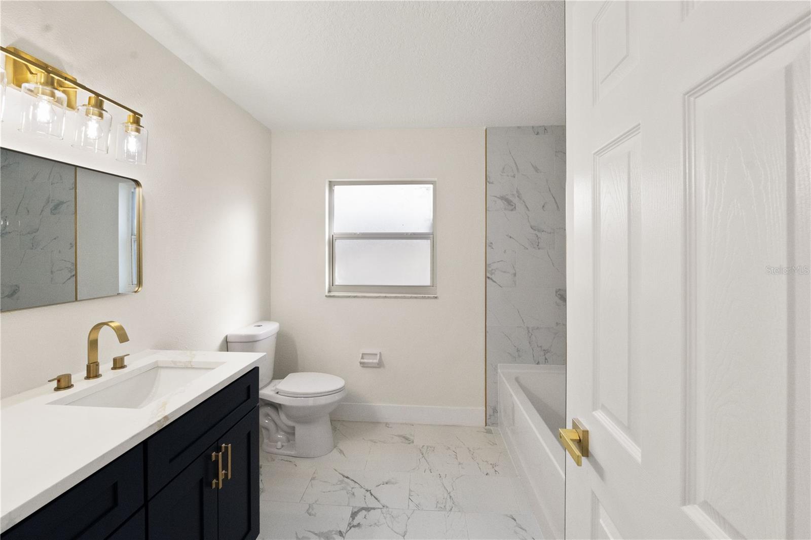 Image 15 of 30 For 4915 Whiteoak Drive E