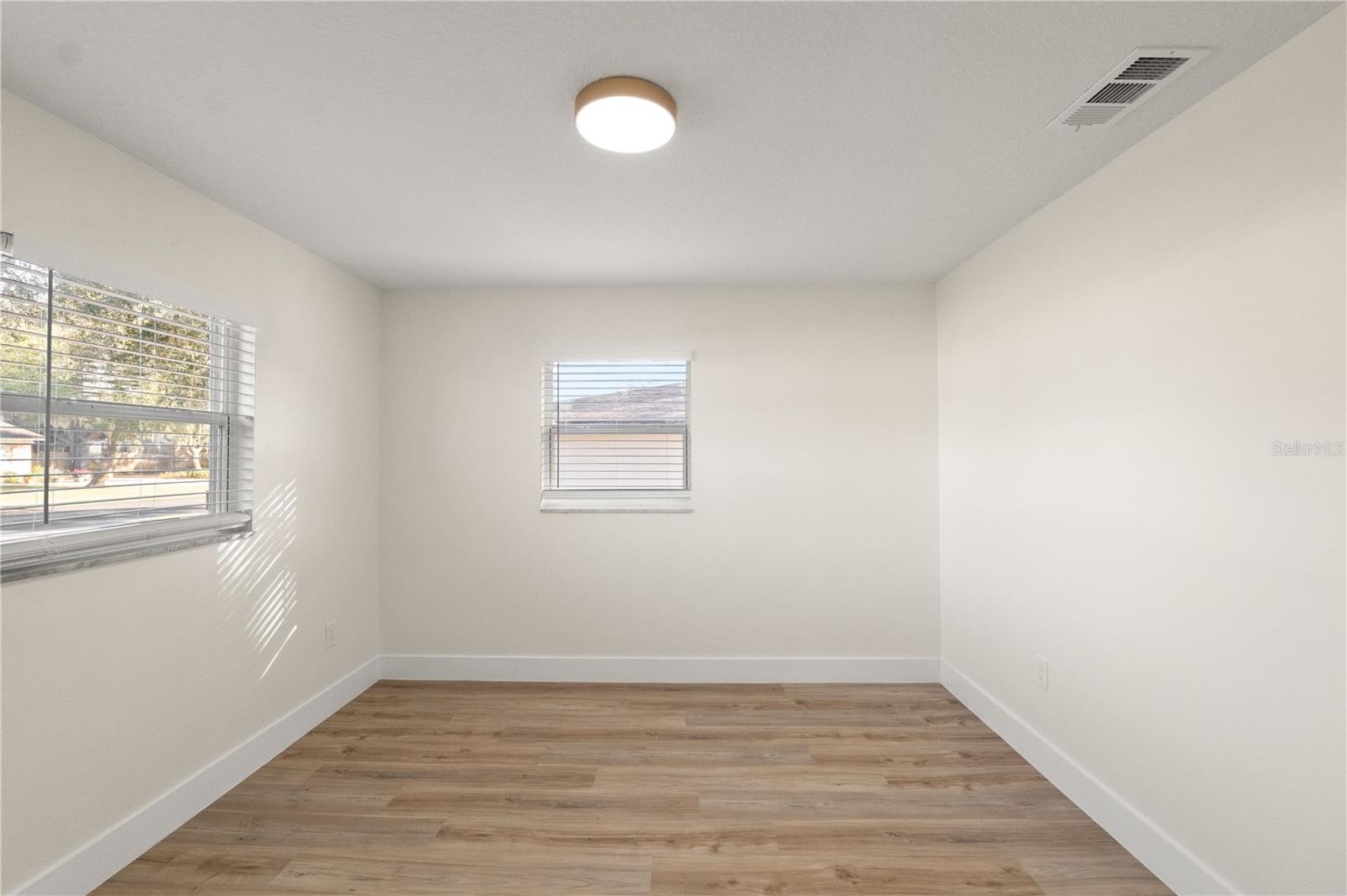 Image 17 of 30 For 4915 Whiteoak Drive E