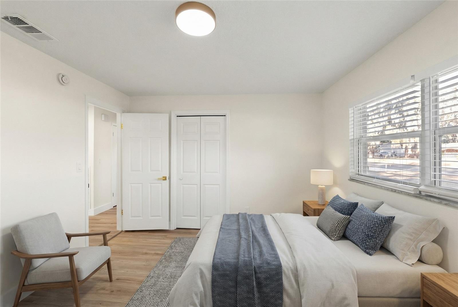 Image 18 of 30 For 4915 Whiteoak Drive E