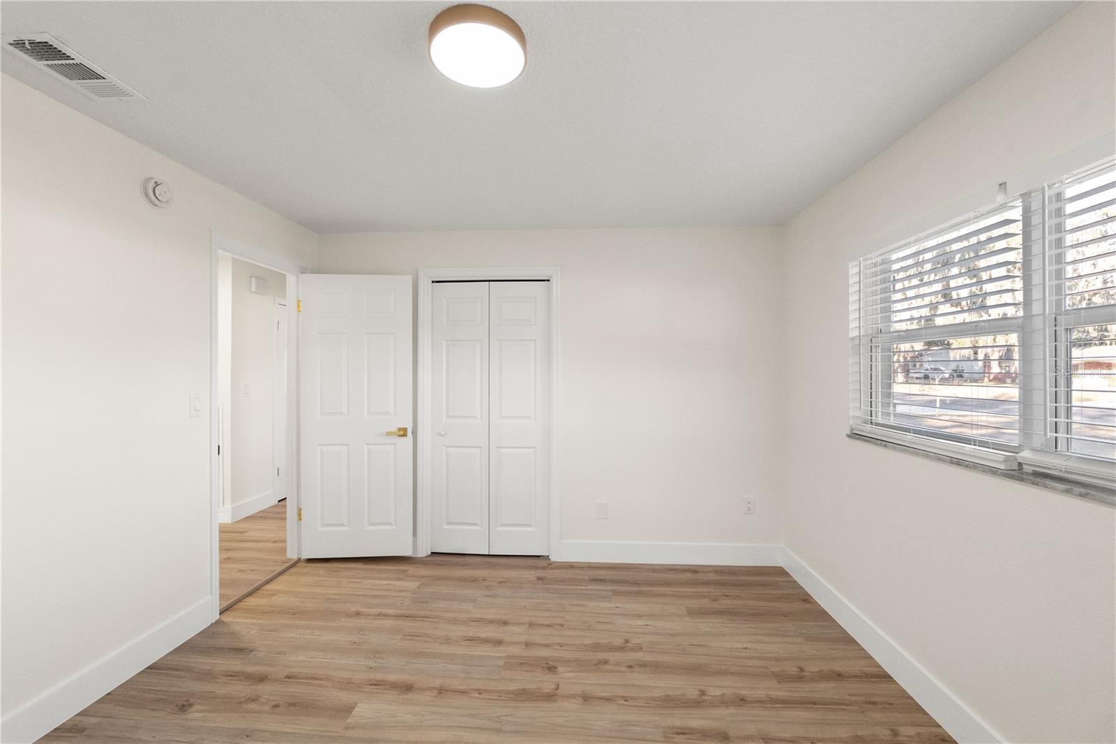 Image 19 of 30 For 4915 Whiteoak Drive E