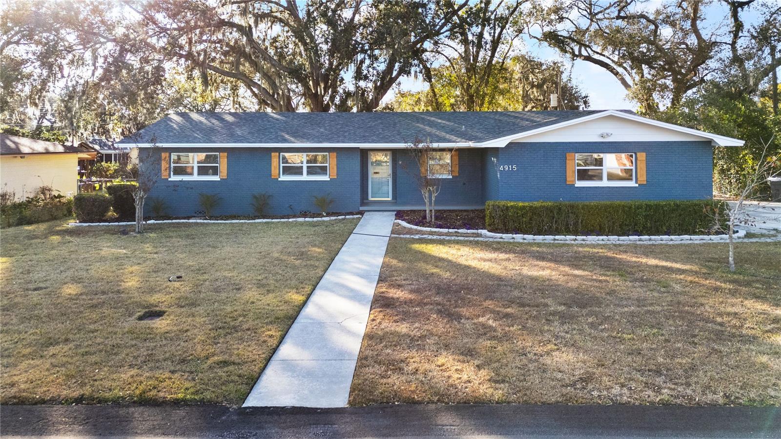 Image 2 of 30 For 4915 Whiteoak Drive E