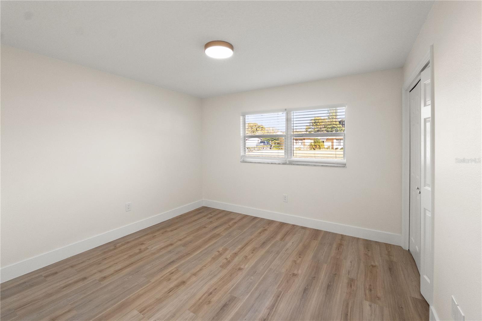 Image 22 of 30 For 4915 Whiteoak Drive E