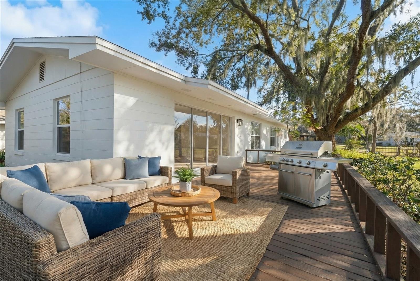 Image 23 of 30 For 4915 Whiteoak Drive E