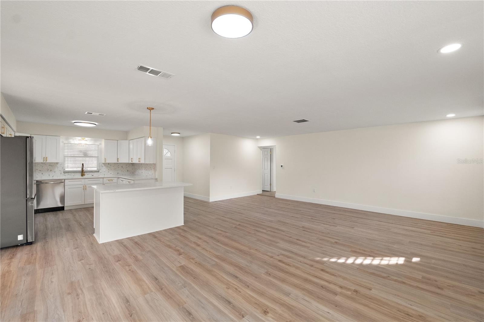 Image 6 of 30 For 4915 Whiteoak Drive E