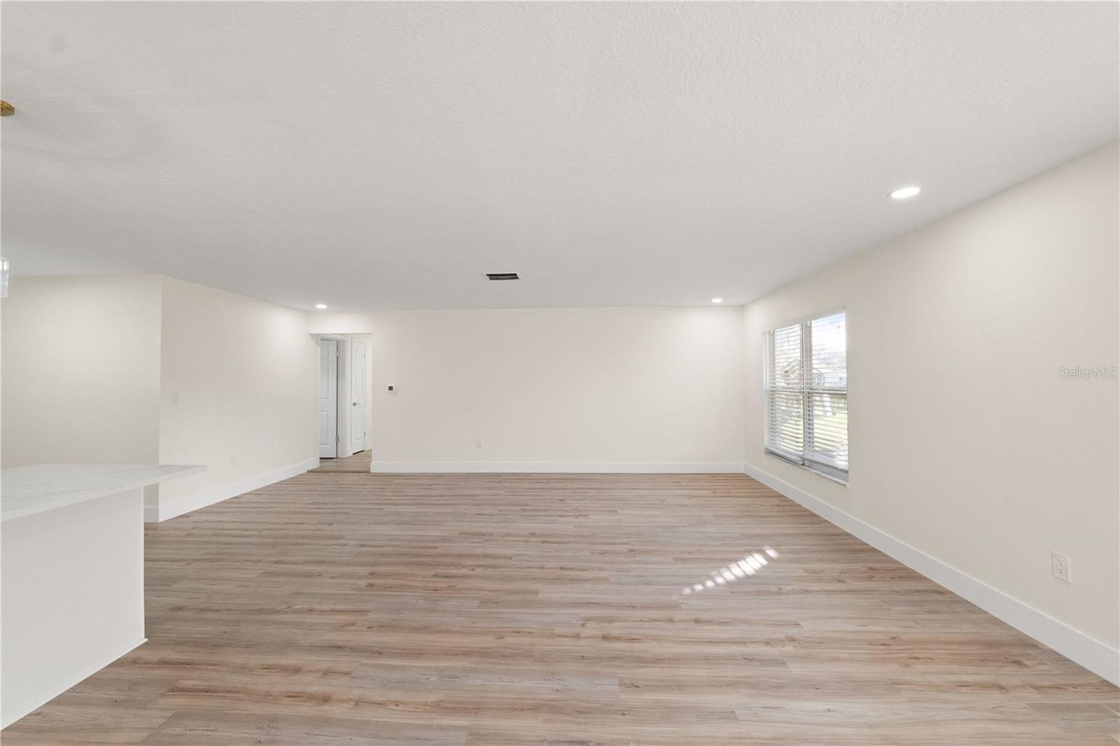 Image 8 of 30 For 4915 Whiteoak Drive E