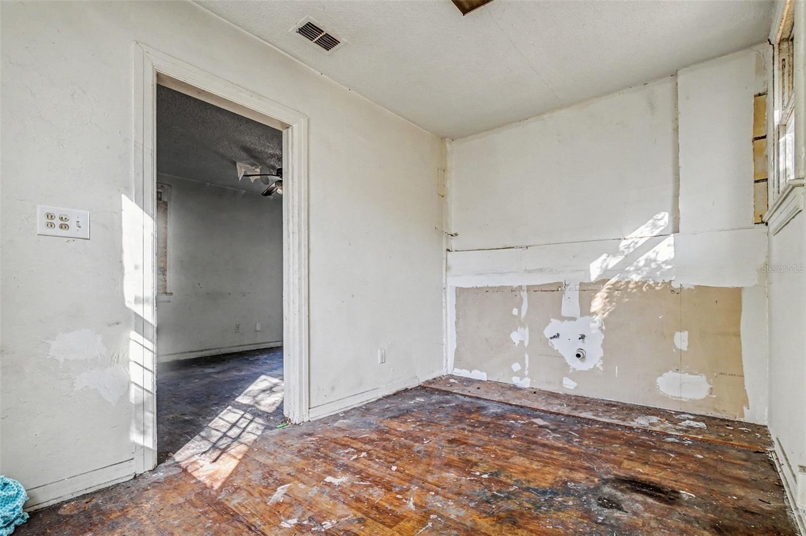 Image 7 of 12 For 3317 Laura Street