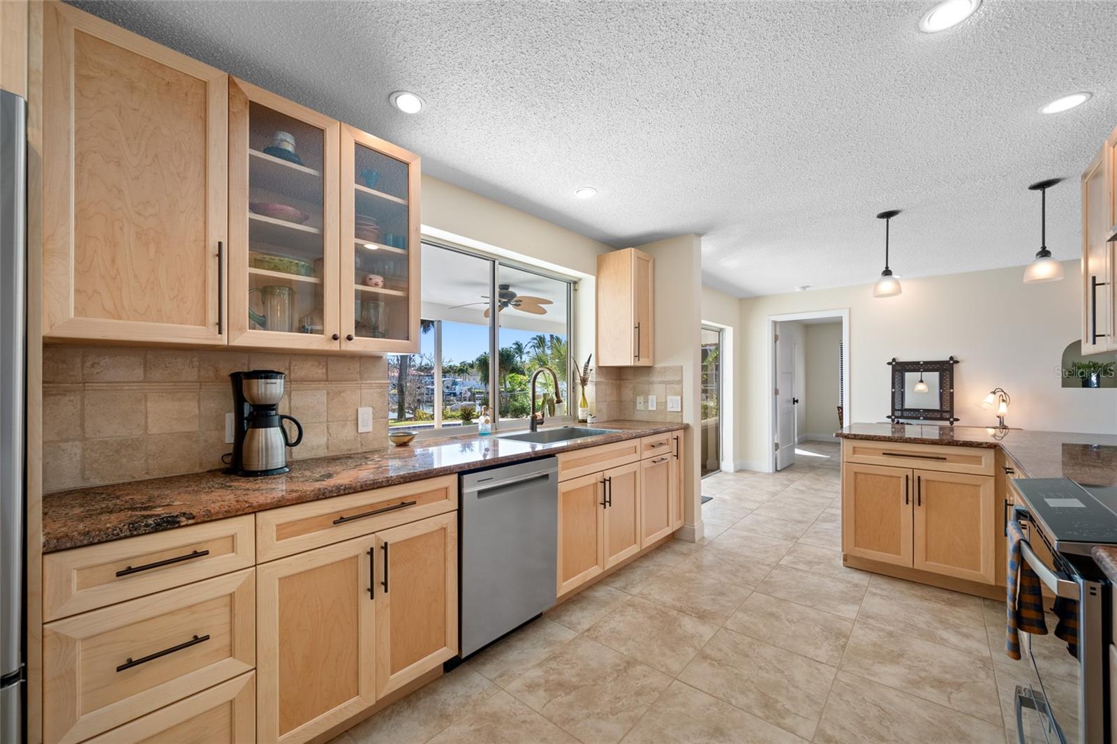 Image 16 of 78 For 4372 46th Avenue S