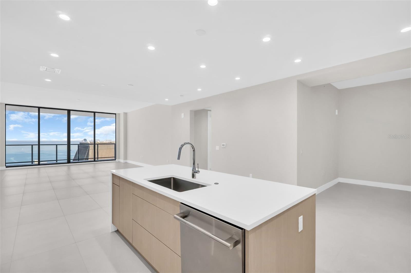 Listing photo id 10 for 275 1st Avenue S 3703