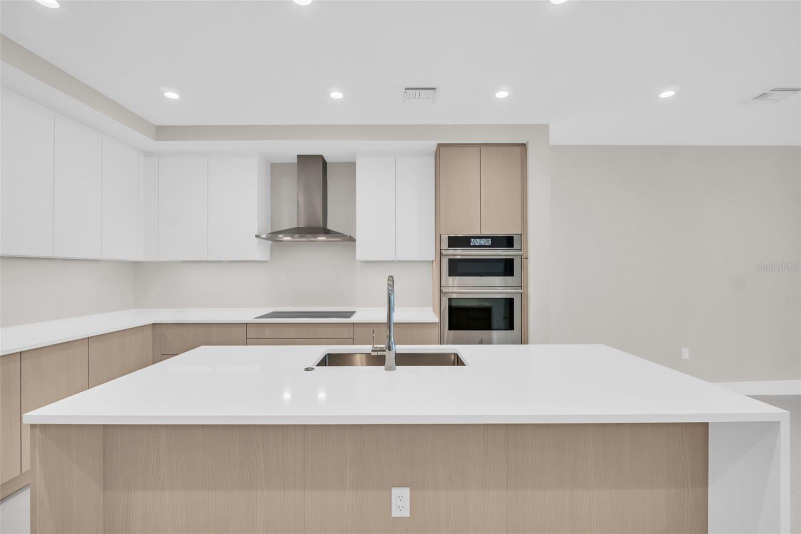 Listing photo id 12 for 275 1st Avenue S 3703