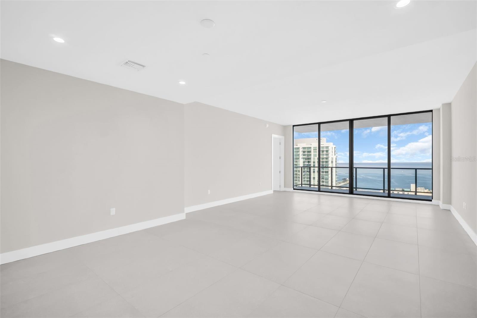 Listing photo id 13 for 275 1st Avenue S 3703