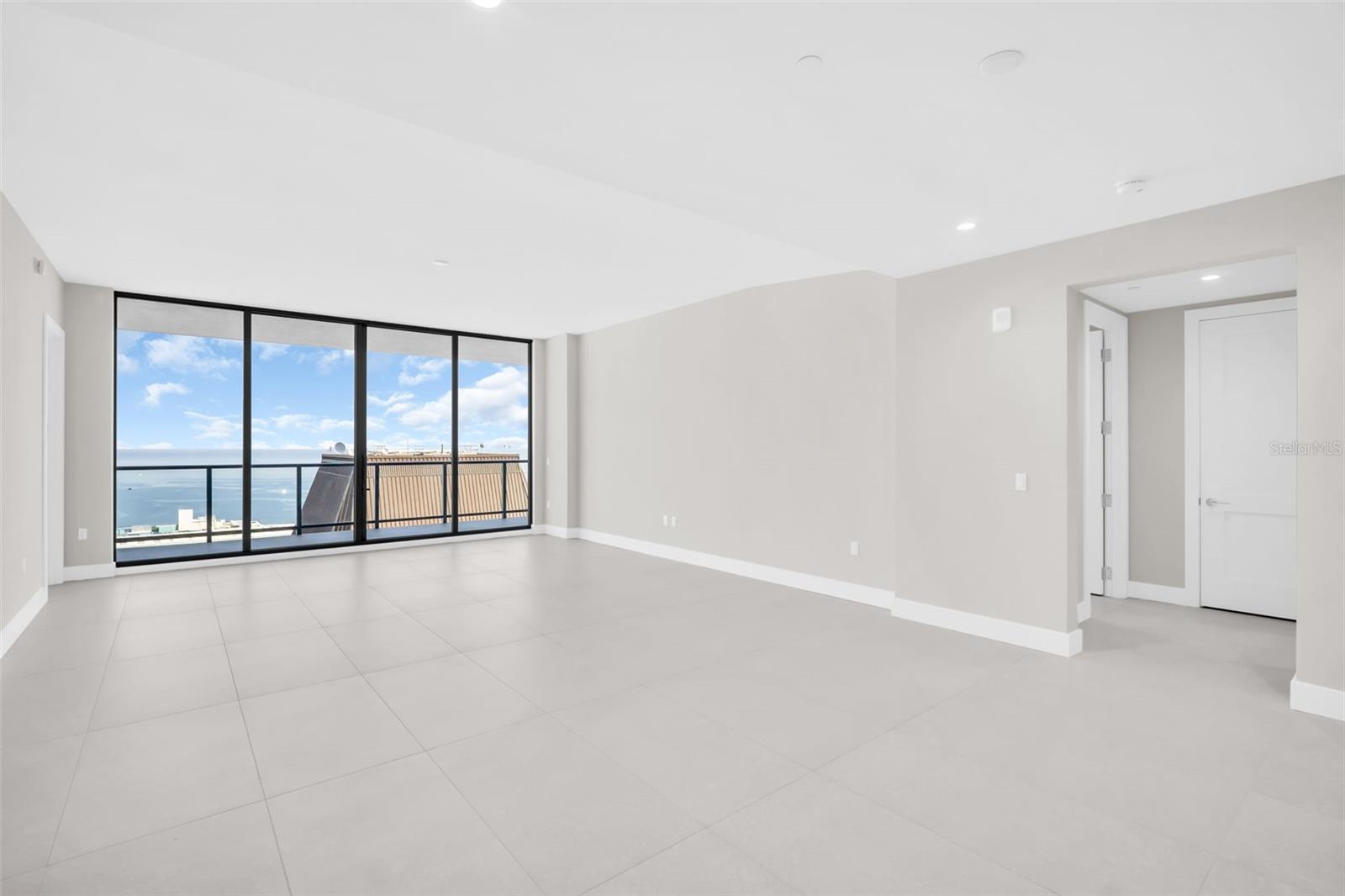 Listing photo id 14 for 275 1st Avenue S 3703