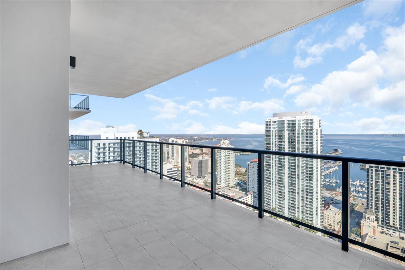 Listing photo id 19 for 275 1st Avenue S 3703