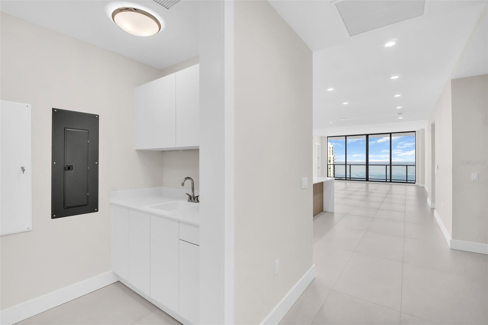 Listing photo id 1 for 275 1st Avenue S 3703