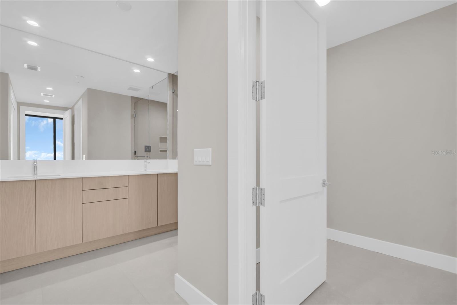 Listing photo id 31 for 275 1st Avenue S 3703