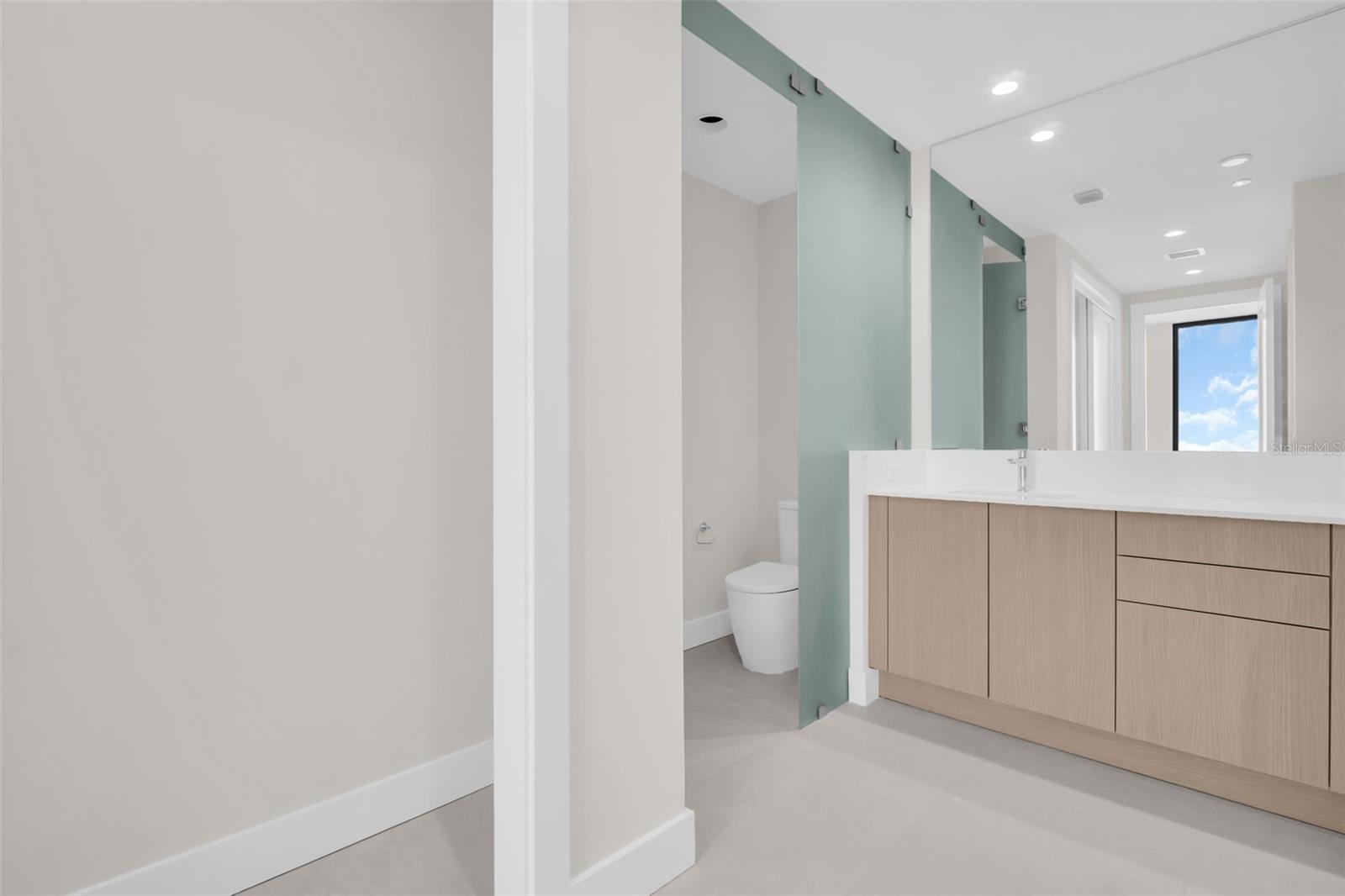 Listing photo id 32 for 275 1st Avenue S 3703