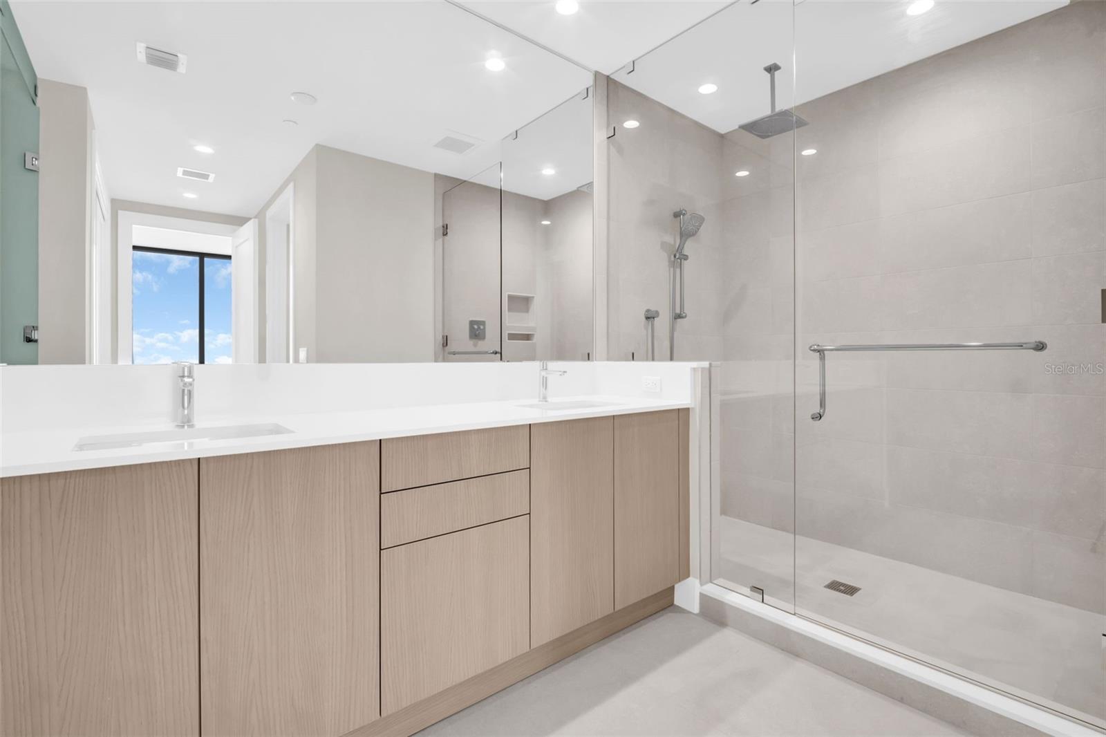 Listing photo id 33 for 275 1st Avenue S 3703