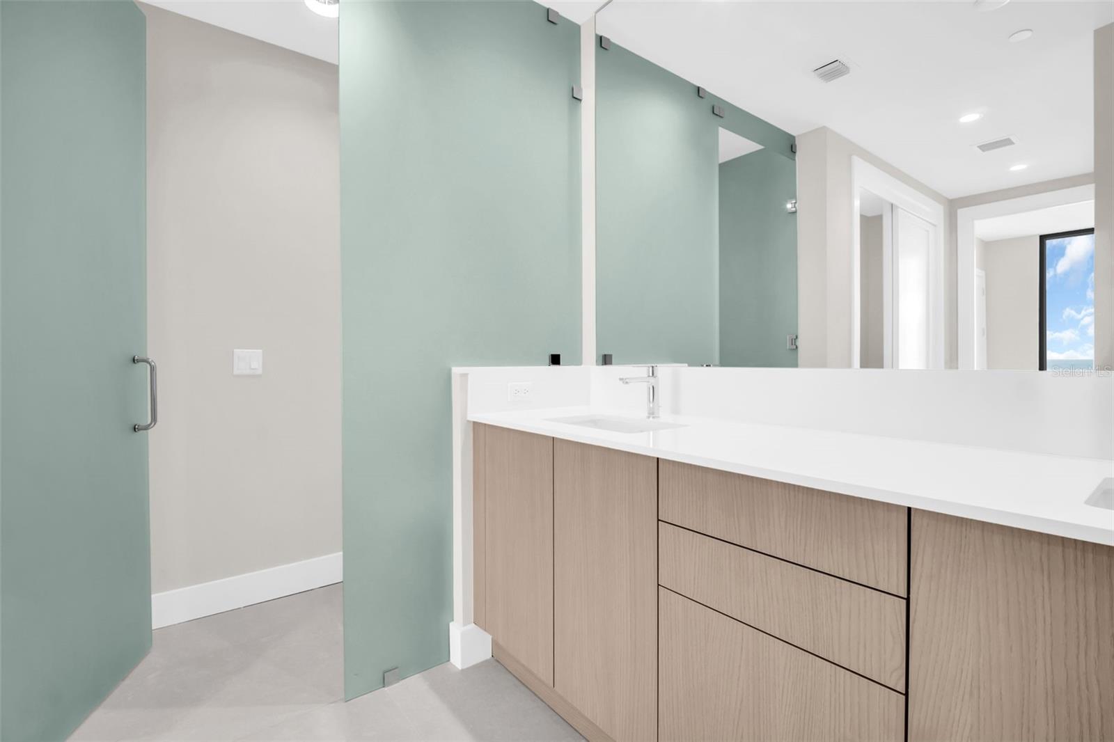 Listing photo id 34 for 275 1st Avenue S 3703