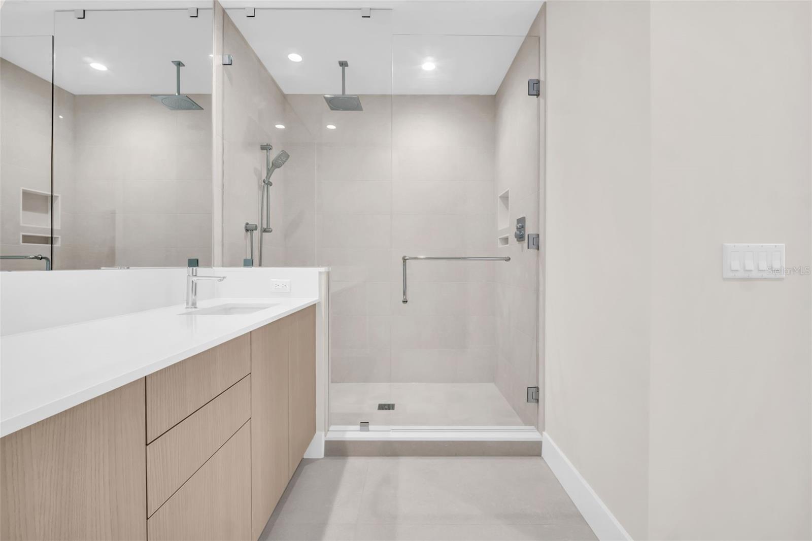 Listing photo id 35 for 275 1st Avenue S 3703