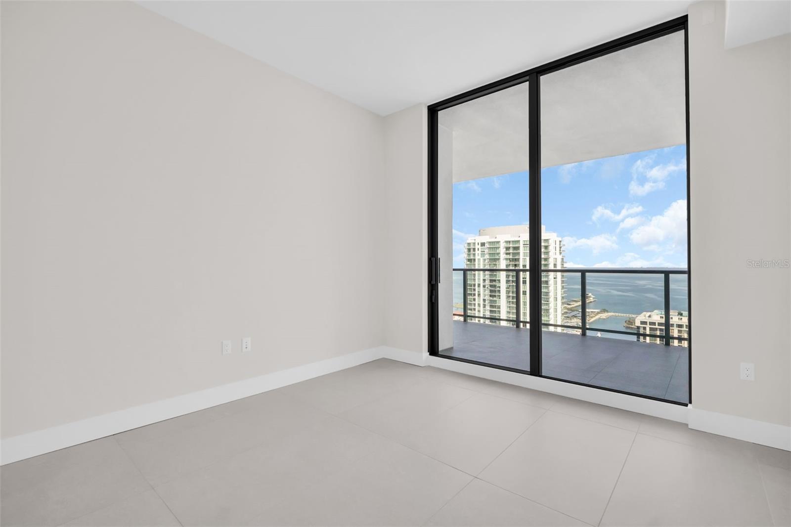 Listing photo id 38 for 275 1st Avenue S 3703