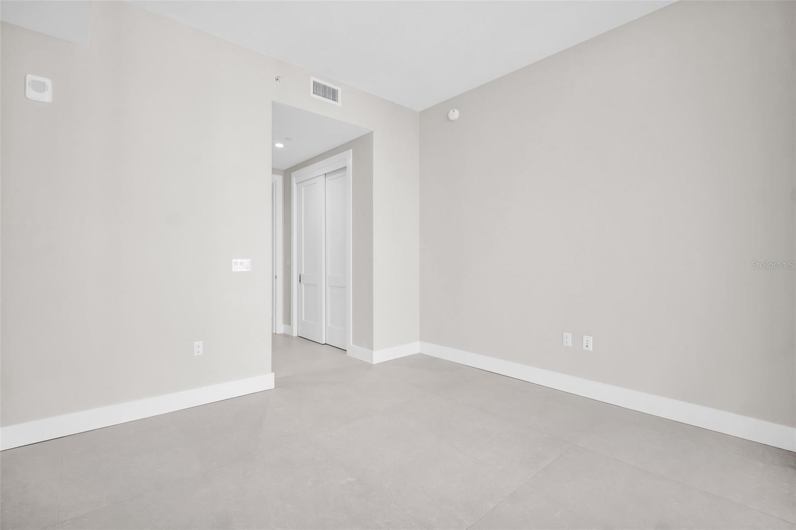 Listing photo id 39 for 275 1st Avenue S 3703