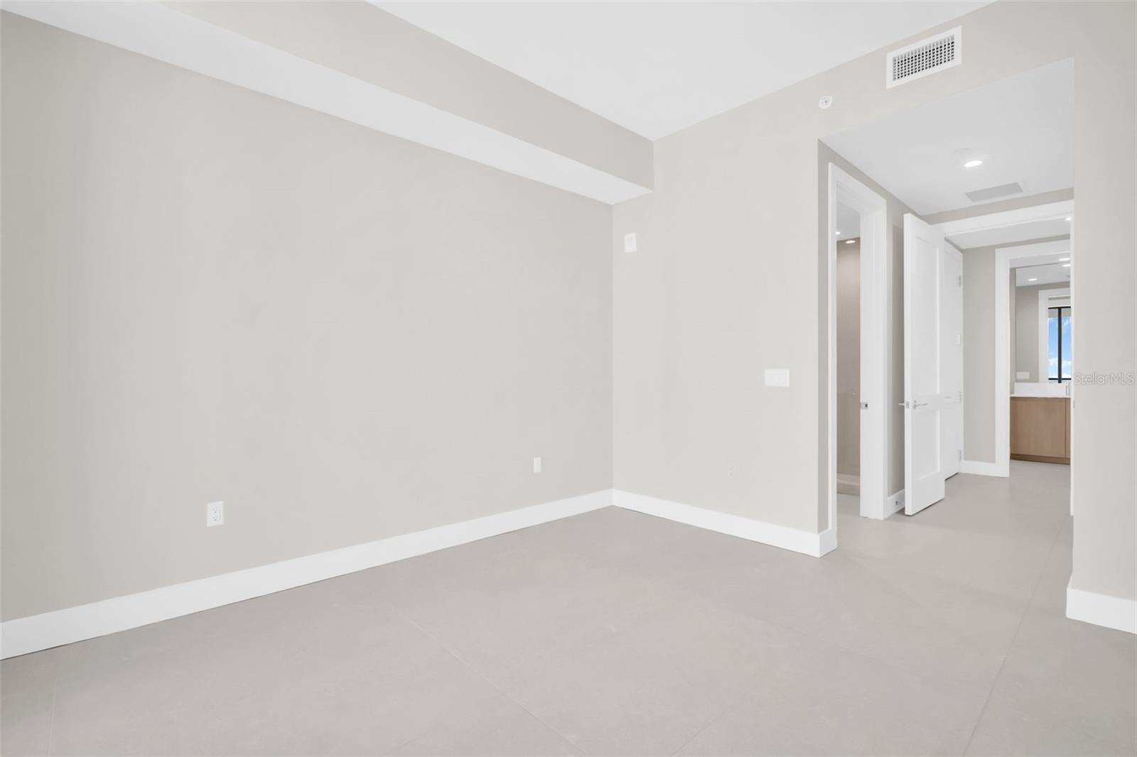 Listing photo id 40 for 275 1st Avenue S 3703